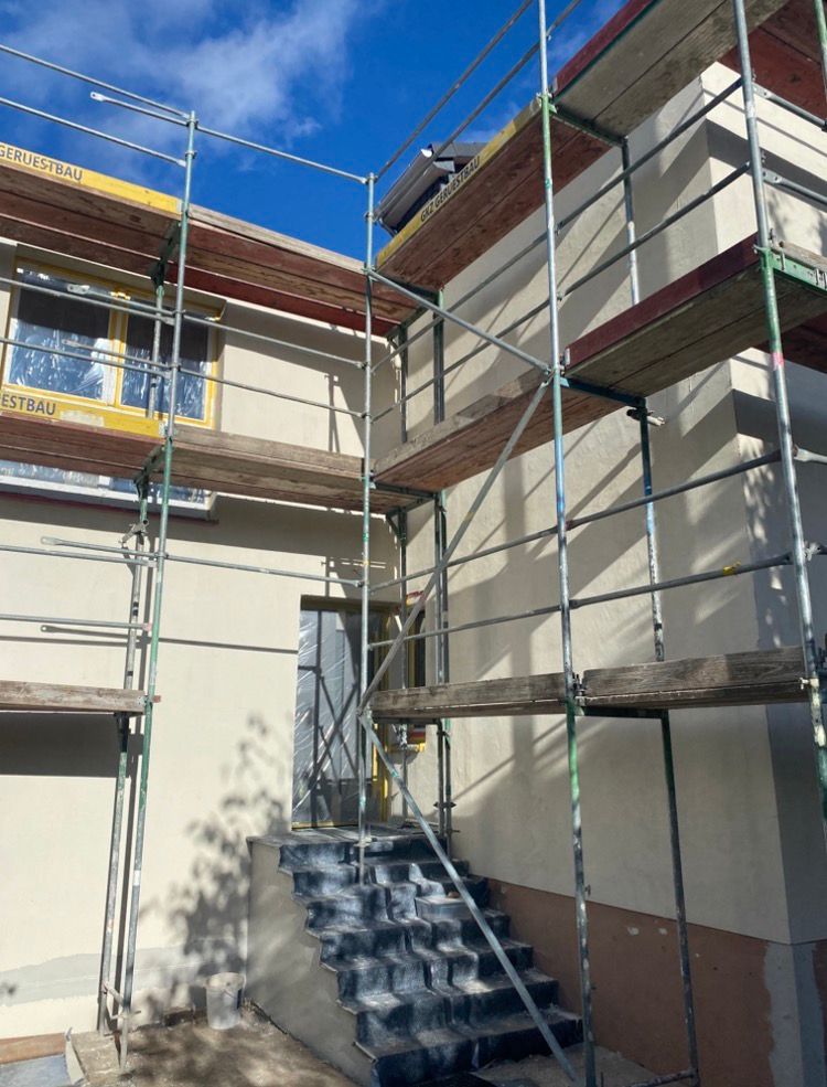 Wohnhaus während der Fassadenarbeiten am Gerüst