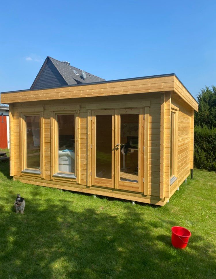 Naturbelassene Holzfassade eines Gartenhauses vor der Beschichtung